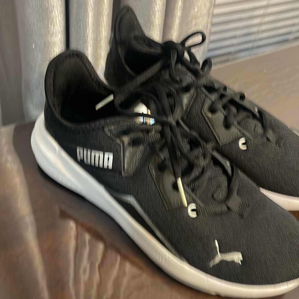 Woman’s sz 8 soft foam optimal comfort Puma sneakers